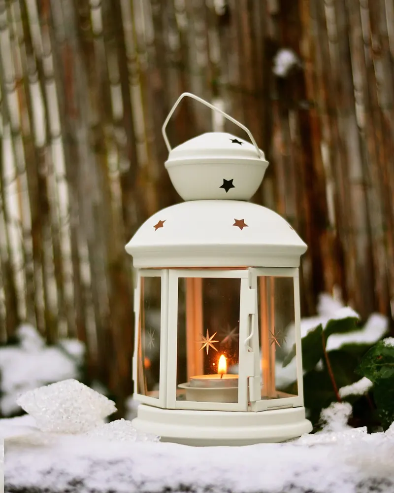 Lantern light snow