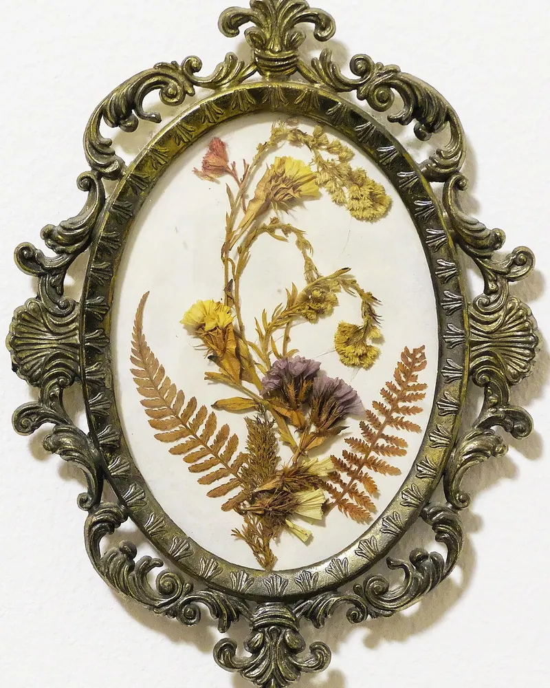 Mural medallion flower picture