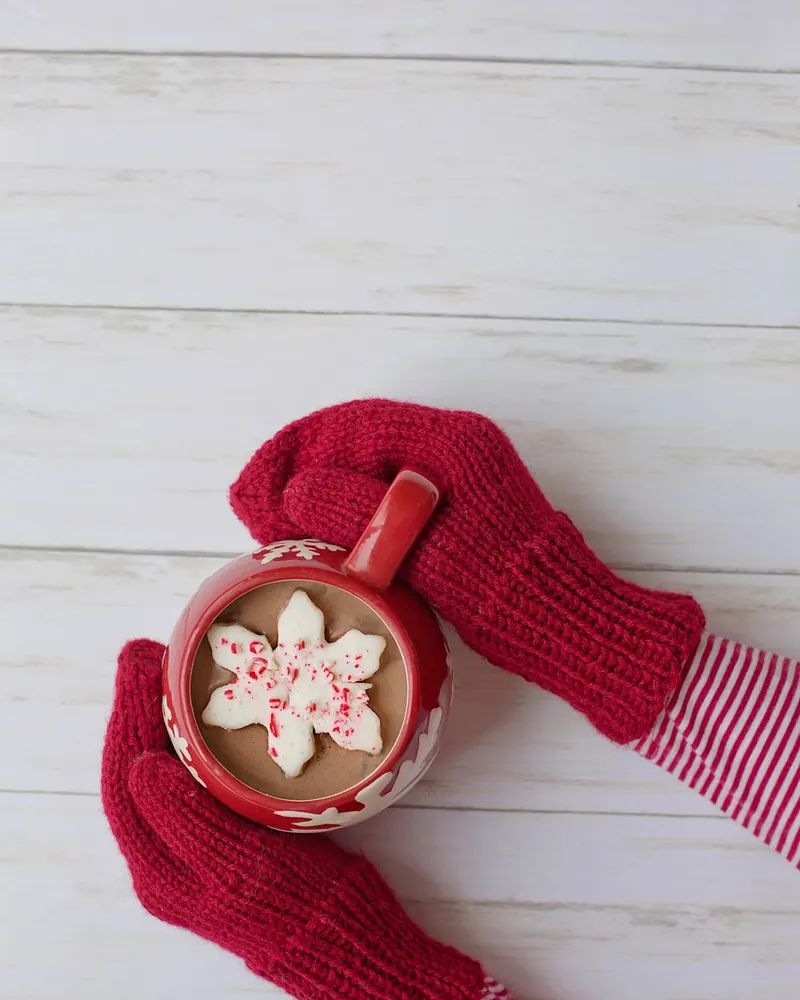 Mittens hot chocolate red